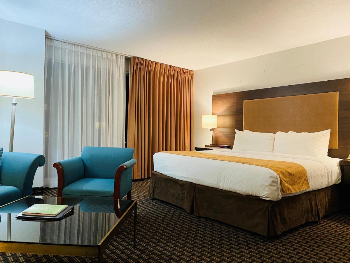 Ramada By Wyndham Belleville Harbourview Conference Center Eksteriør billede