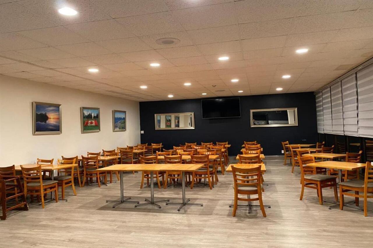Ramada By Wyndham Belleville Harbourview Conference Center Eksteriør billede