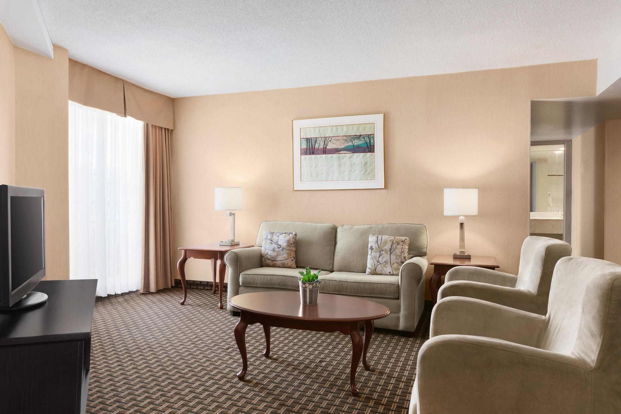 Ramada By Wyndham Belleville Harbourview Conference Center Eksteriør billede