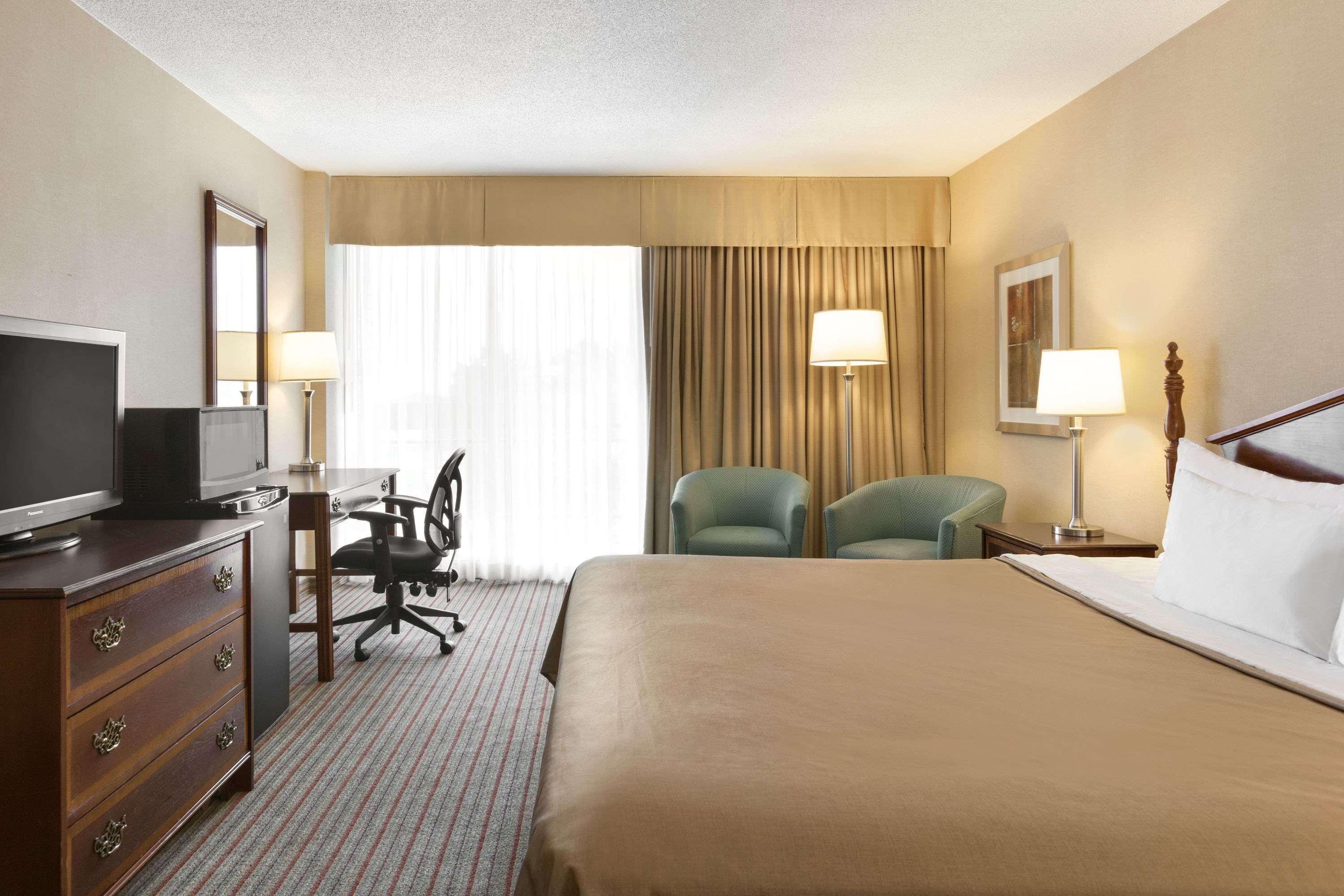 Ramada By Wyndham Belleville Harbourview Conference Center Eksteriør billede