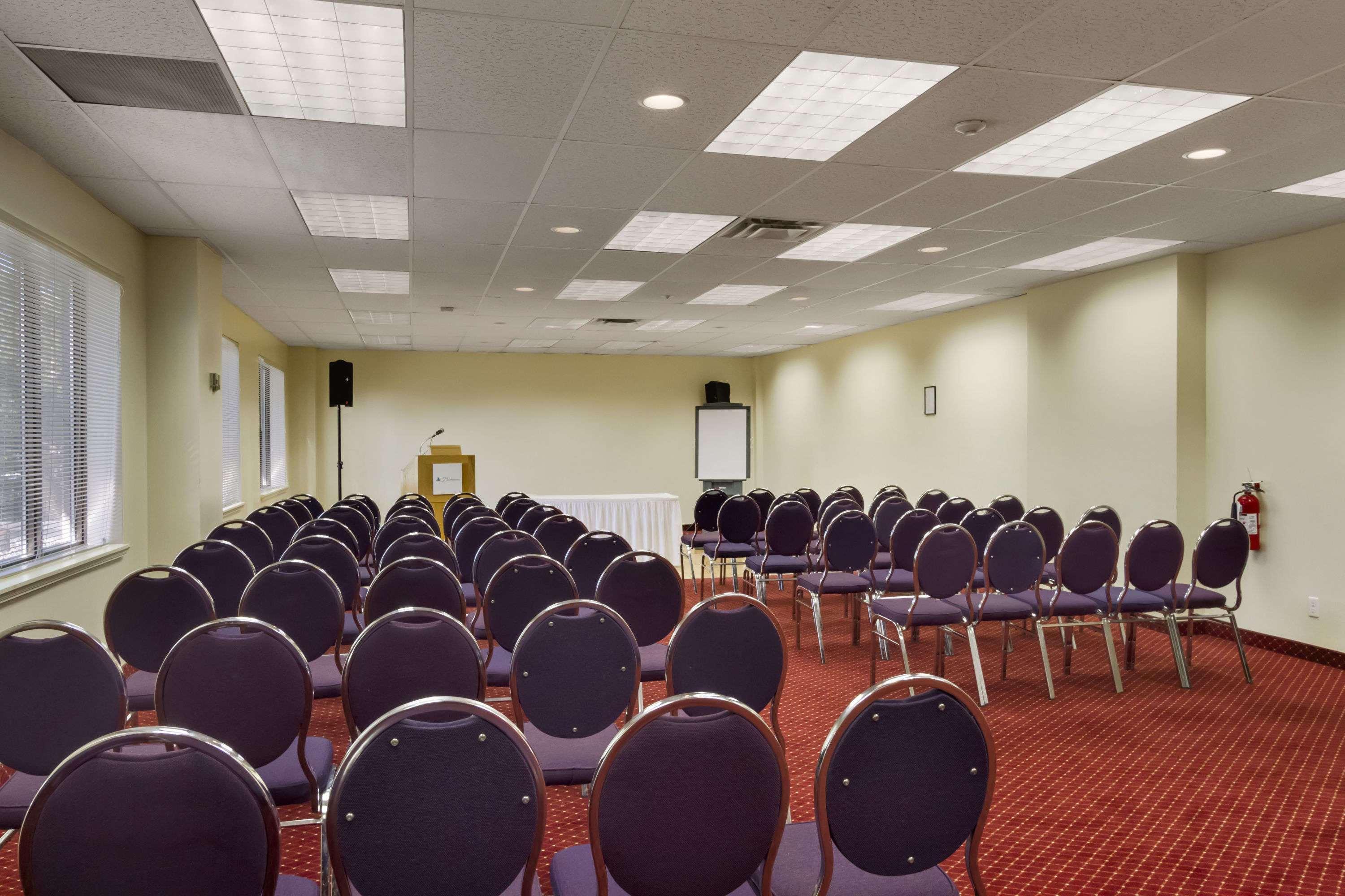 Ramada By Wyndham Belleville Harbourview Conference Center Eksteriør billede
