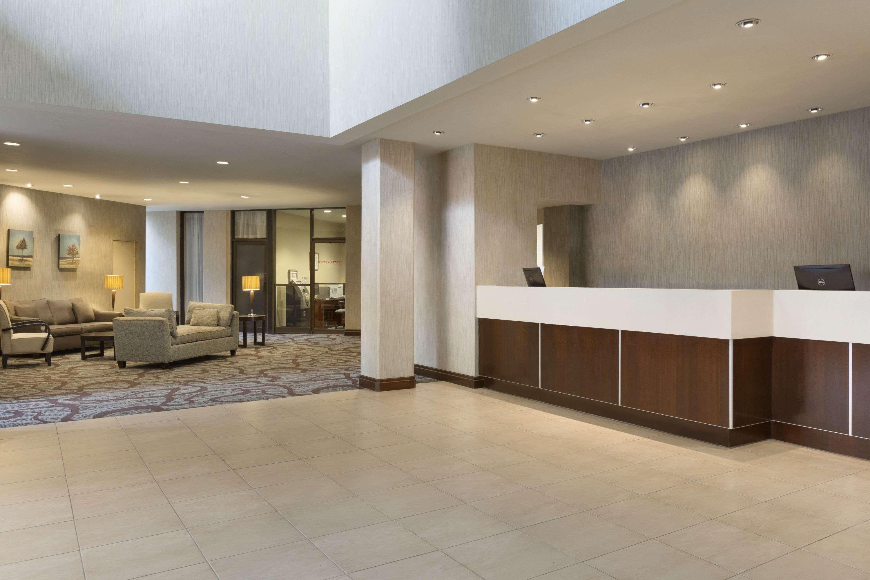 Ramada By Wyndham Belleville Harbourview Conference Center Eksteriør billede