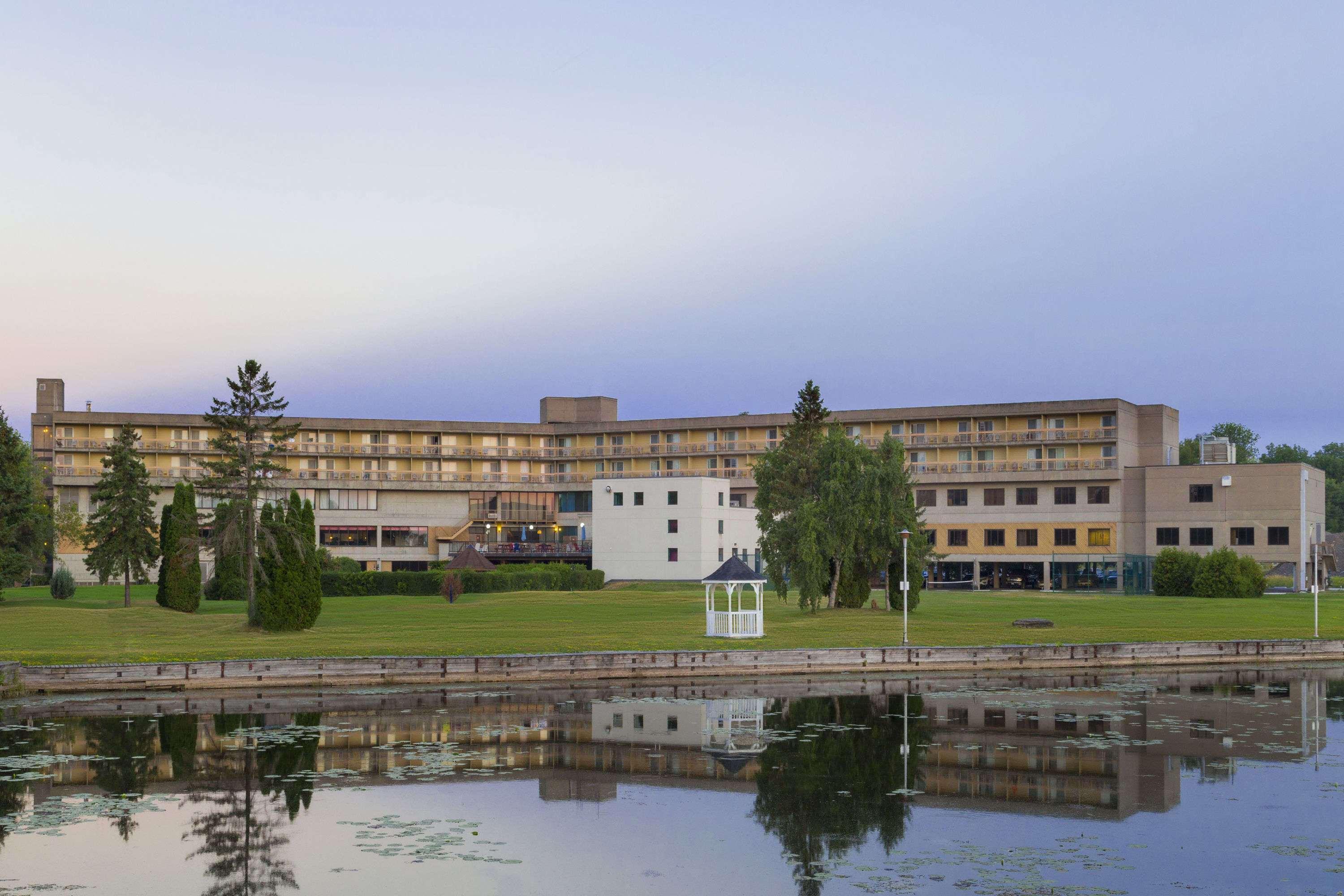 Ramada By Wyndham Belleville Harbourview Conference Center Eksteriør billede