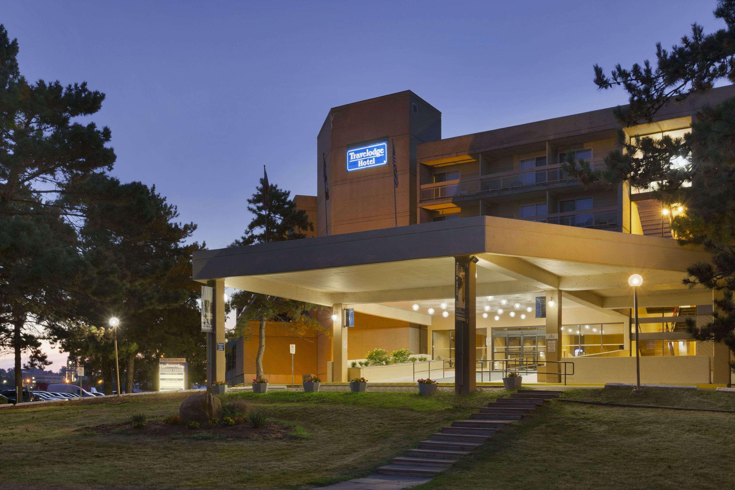 Ramada By Wyndham Belleville Harbourview Conference Center Eksteriør billede