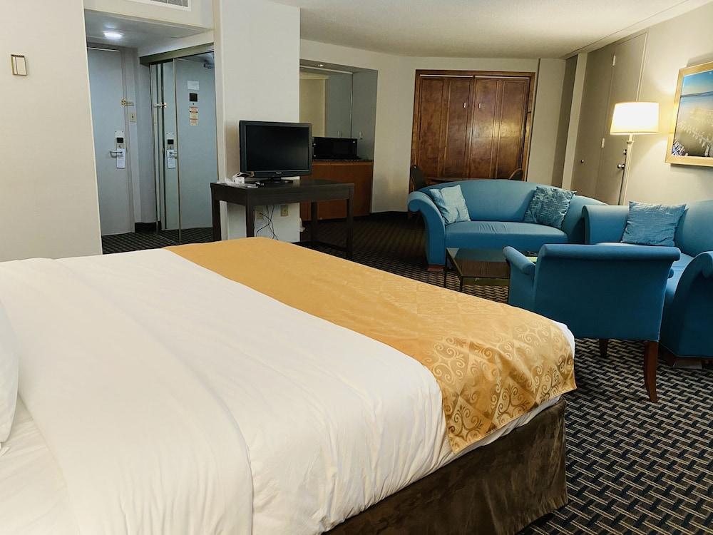Ramada By Wyndham Belleville Harbourview Conference Center Eksteriør billede