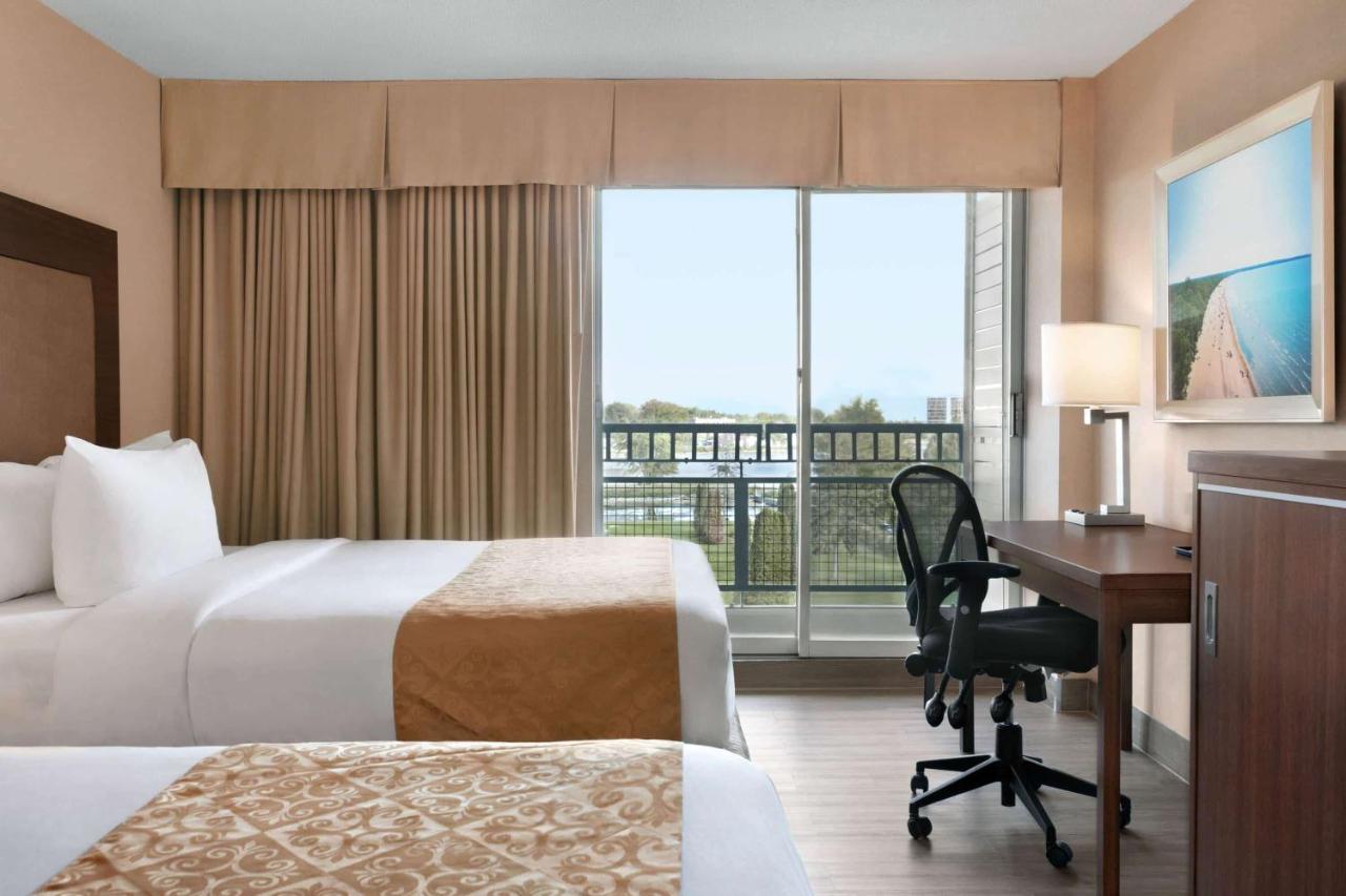 Ramada By Wyndham Belleville Harbourview Conference Center Eksteriør billede