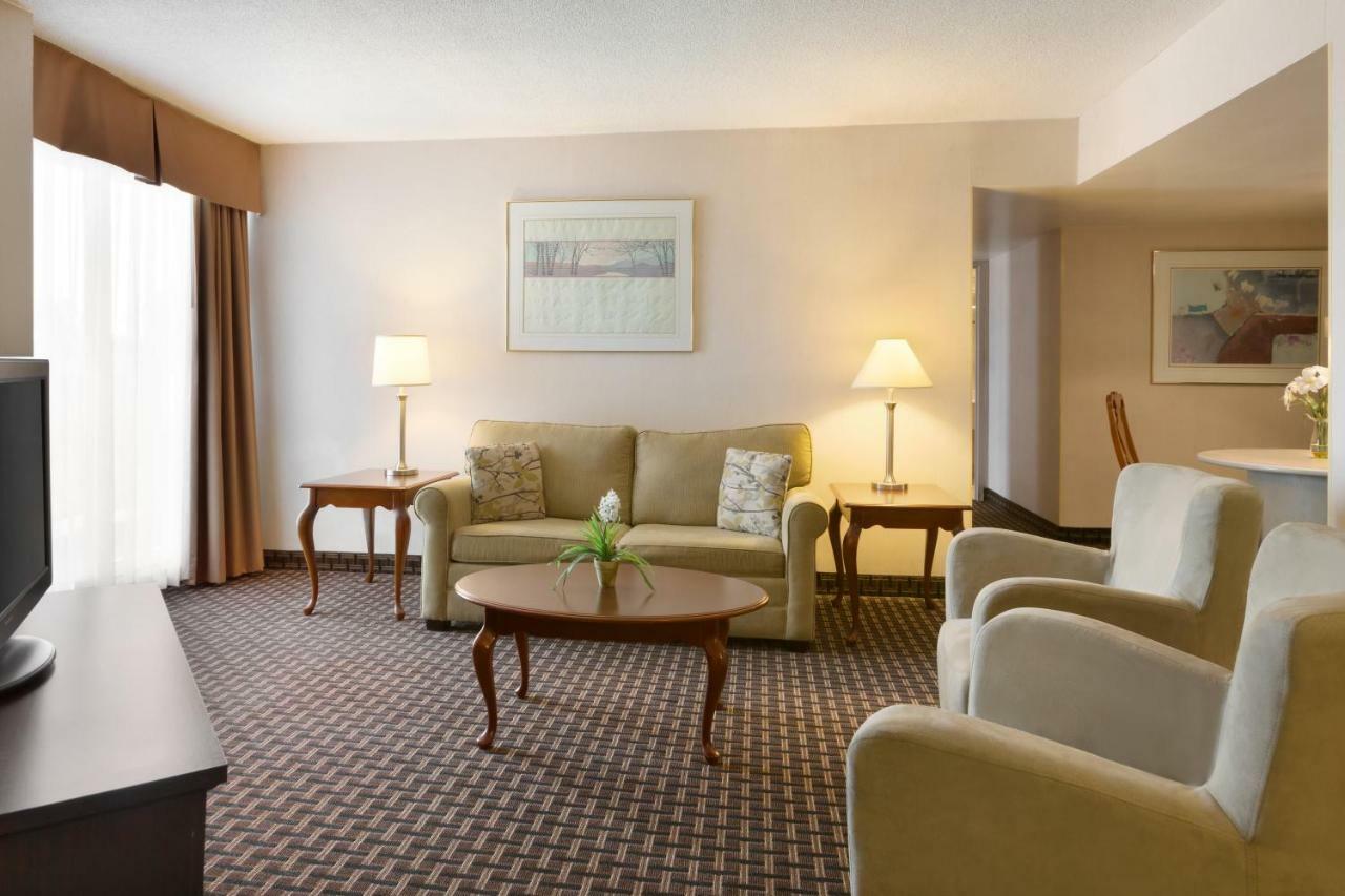 Ramada By Wyndham Belleville Harbourview Conference Center Eksteriør billede